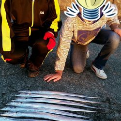 教え子二人に釣りのレクチャー。タチウオ3人で9匹ゲット。